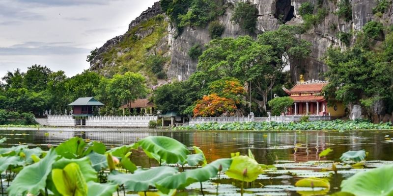 Danh thắng Kim Sơn nổi bật với núi non hùng vĩ và hệ thống động kỳ thú