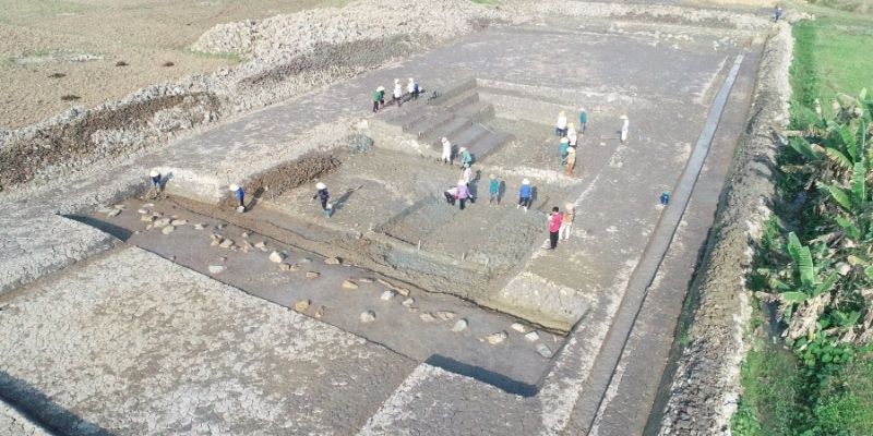 Hào thành rộng hơn 52m, sâu hơn 6,5m, lót đá hộc và đá dăm