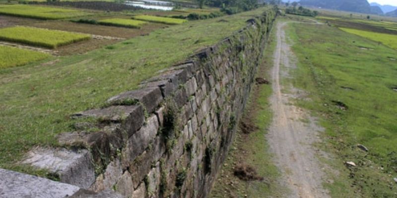 La Thành cao khoảng 6m, xây bằng đất sét và đá, vừa phòng thủ vừa ngăn lũ cho toàn bộ kinh thành