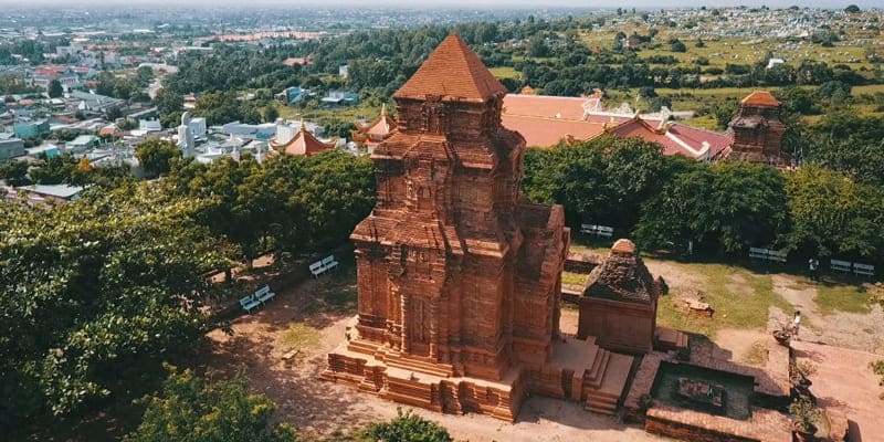 Tháp chính cao 15m và hướng về phía đông nơi cư ngụ của thần linh