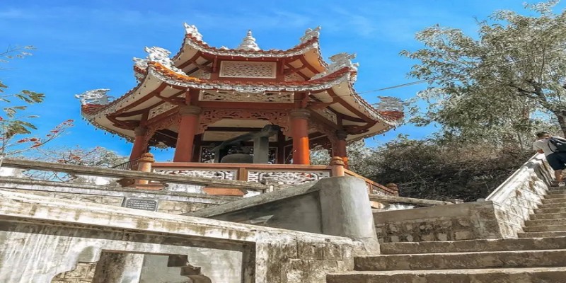 Tháp chuông chùa Long Sơn