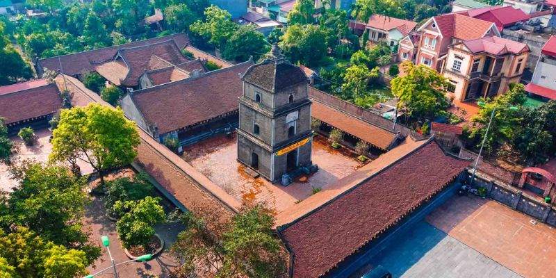 Tháp Hòa Phong cao sừng sững đứng hiên ngang giữa trời