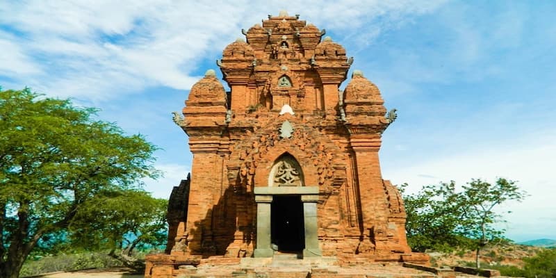 Tháp cổng gây ấn tượng bởi những nét chạm trổ tinh xảo