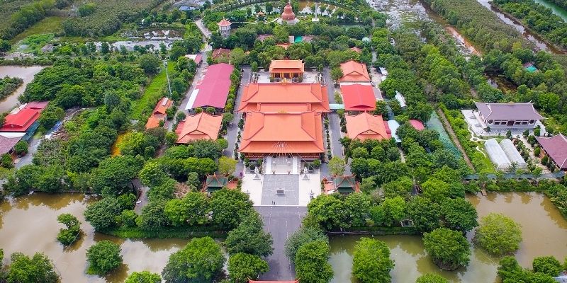 Đây là công trình tâm linh nổi bật với không gian thanh tịnh, hài hòa cùng thiên nhiên