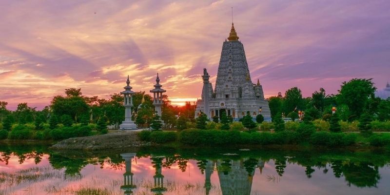 Không gian thanh tịnh bên trong chánh điện với ánh sáng dịu nhẹ và trầm hương phảng phất