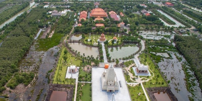 Khuôn viên rộng rãi với cây xanh, tiểu cảnh và hồ nước hài hòa