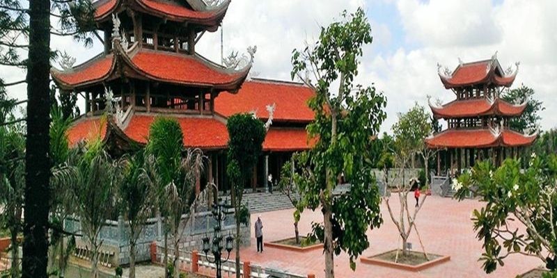 Phật tử dâng lễ tại Thiền viện Trúc Lâm Sóc Trăng trong những ngày rằm và mùng một