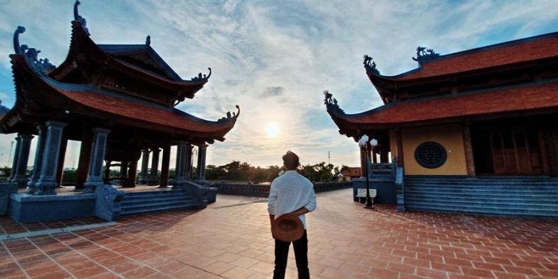 Cổng tam quan bề thế với mái cong đầu đao và chạm khắc lời dạy Từ Bi Trí Tuệ