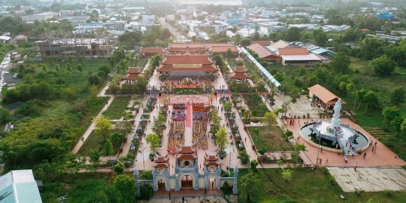 Đại Hùng Bửu Điện với mái tám tầng kiểu thời Trần mang vẻ uy nghiêm và thanh thoát