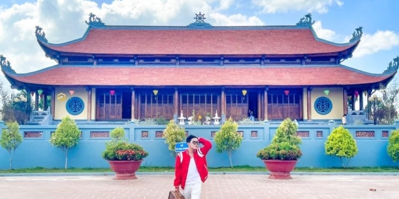 Thiền viện Trúc Lâm Sóc Trăng tọa lạc gần Quốc lộ 1A, rất thuận tiện cho việc tham quan