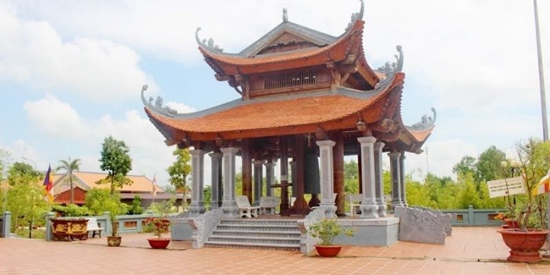 Lối kiến trúc cổ truyền với mái ngói đỏ và cột gỗ lim