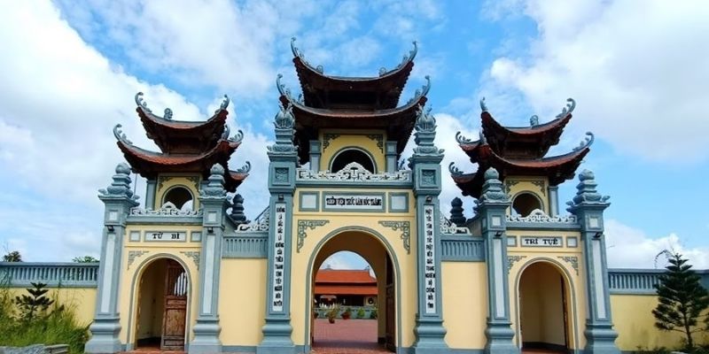 Lưu ý trang phục lịch sự và giữ yên tĩnh khi tham quan Thiền viện