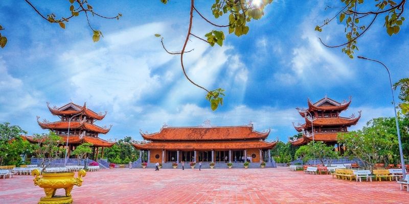 Nhà Tổ với kiến trúc bốn mái thời Lý cùng mái ngói âm dương tạo không gian uy nghiêm