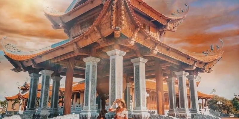 Khoảng sân rộng với hai hàng tượng La Hán và tháp chuông trống tạo nên không gian trang nghiêm