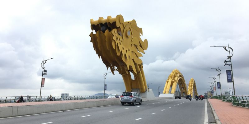 Cầu Rồng được làm từ thép lớn với từng đường nét được thiết kế tinh xảo