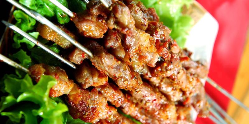 Thịt lợn bản Hang Kia nướng thơm phức, thịt săn chắc