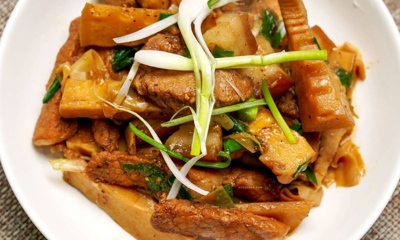 Thịt lợn om măng mang hương vị đặc biệt