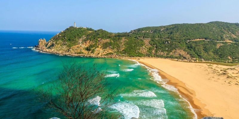 Khung cảnh Vịnh Xuân Đài dịu êm vào buổi sáng đầu hè