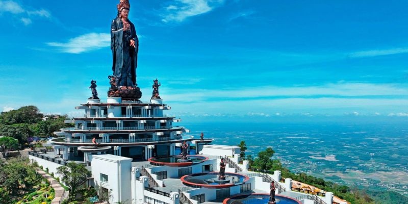 Trời trong nắng nhẹ là thời điểm lý tưởng để ghé thăm Chùa Bà Đen