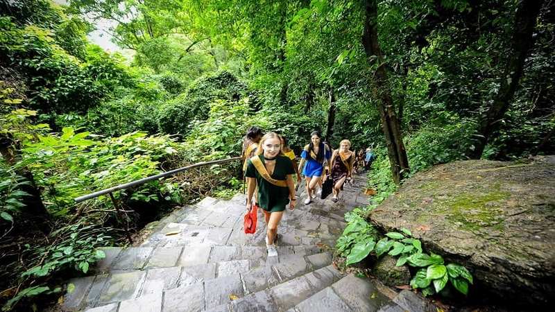 Thử thách leo hơn 500 bậc đá tới cửa động