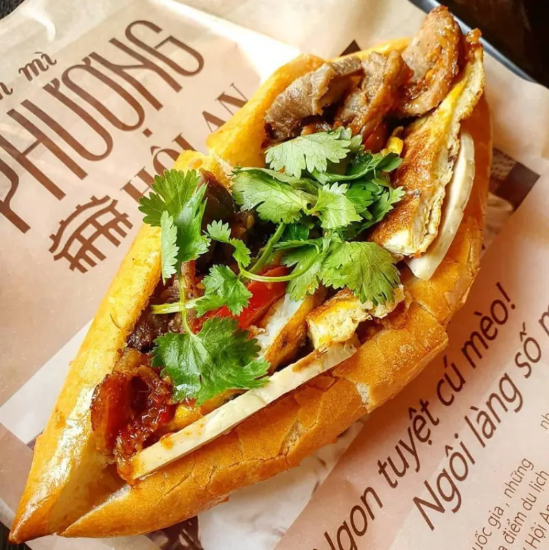Thưởng thức bánh mì Hội An