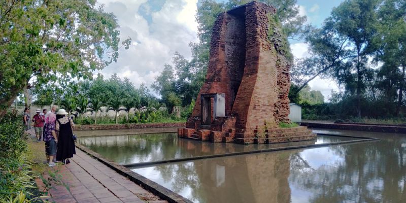 Tận hưởng không gian mát mẻ tại tòa tháp cổ