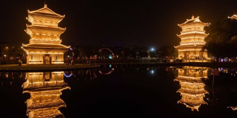 Tòa tháp Tứ Ân kiến trúc nổi bật giữa hồ