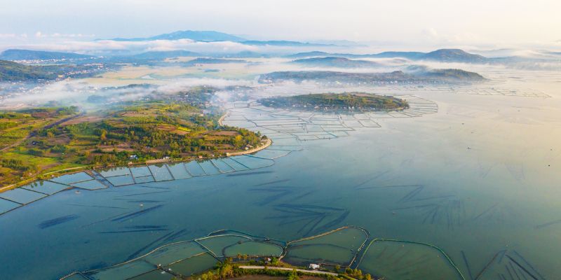 Toàn cảnh Đầm Ô Loan với mặt nước phẳng lặng tuyệt đẹp