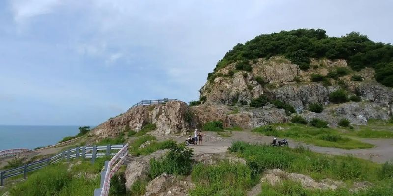 Toàn cảnh Đồi Con Heo ngay trên sườn núi Nhỏ