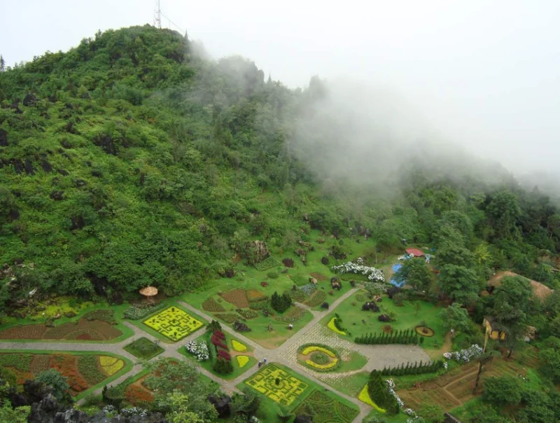 Toàn cảnh ngọn núi từ trên cao khi nhìn xuống