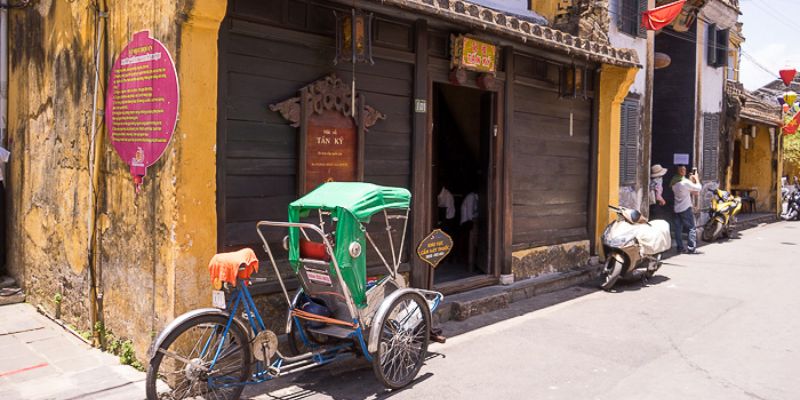 Toàn cảnh Nhà cổ Tấn Ký lung linh trong ánh chiều Hội An