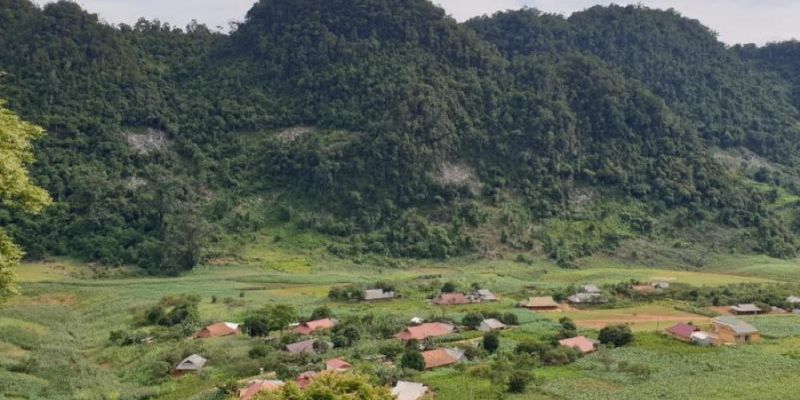 Toàn cảnh núi non trùng điệp tại Hang Kia từ điểm cao