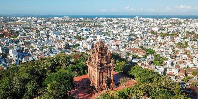 Toàn cảnh Tháp Nhạn trên đỉnh núi nhìn từ xa