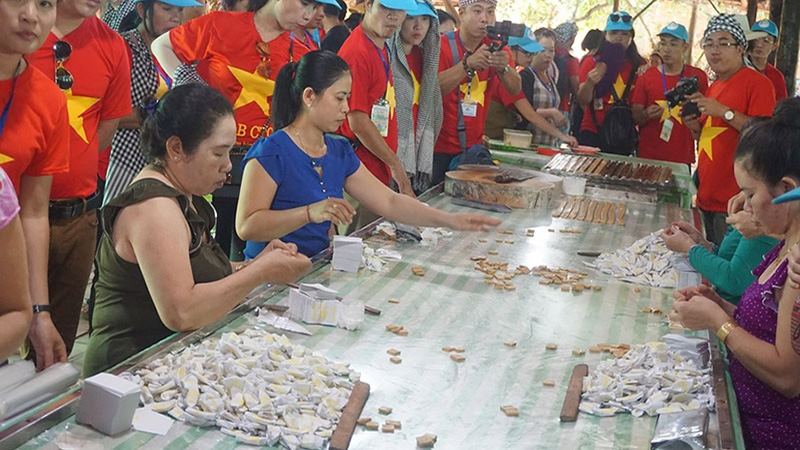 Tới xưởng làm kẹo dừa tham quan