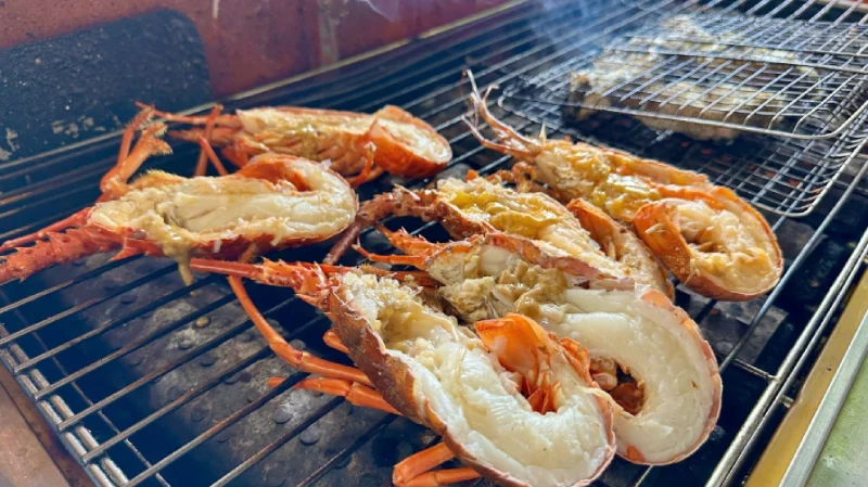 Tôm hùm Vĩnh Hy nổi tiếng với vị ngọt tự nhiên, thịt chắc