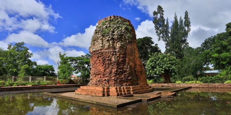 Toàn cảnh tháp cổ Vĩnh Hưng