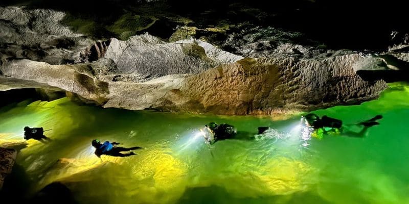 Trải nghiệm bơi lộ thú vị trong hang Sơn Đoòng