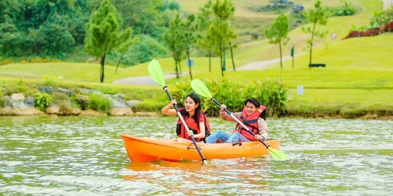 Trải nghiệm chèo thuyền thú vị giữa hồ Đồng Chương