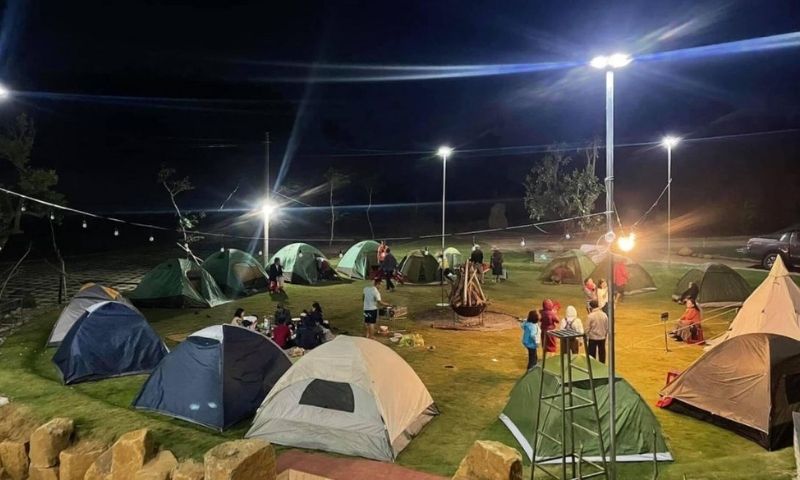 Trải nghiệm nghỉ ngơi cắm trại giữa rừng