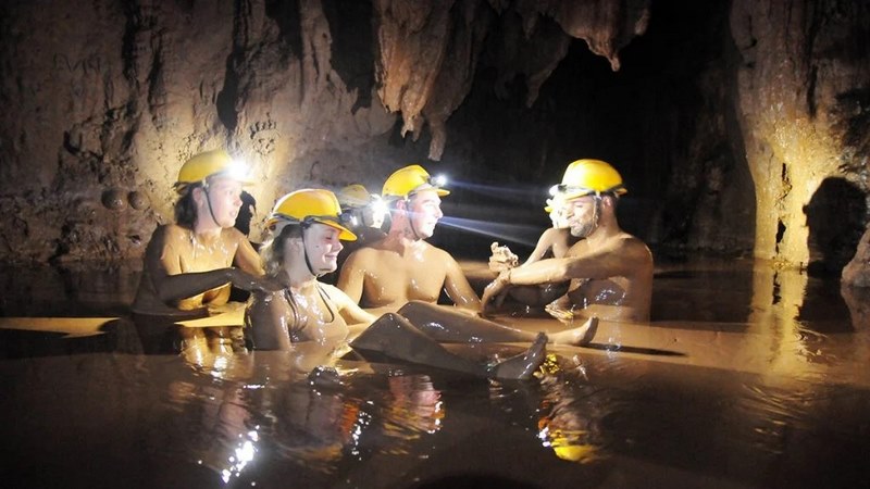 Trải nghiệm tắm bùn trong Hang Tối
