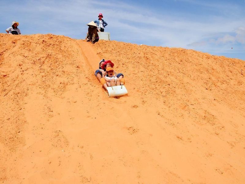 Trải nghiệm trượt cát siêu thú vị tại đây