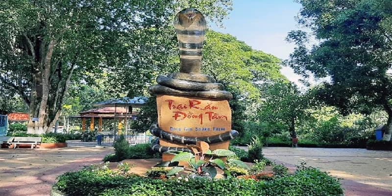 Lối vào chính diện trại rắn Đồng Tâm