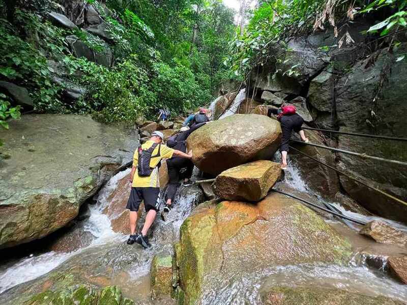 Du khách trekking theo đường mòn thiên nhiên để lên Chùa Bà Đen
