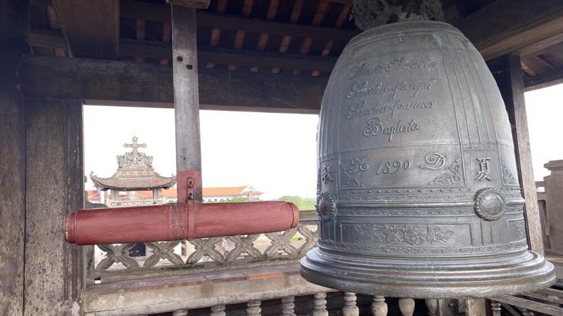 Trên lầu Phương Đình có chuông đúc đồng