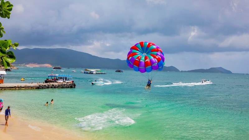 Trò chơi dù bay trên biển vô cùng thú vị