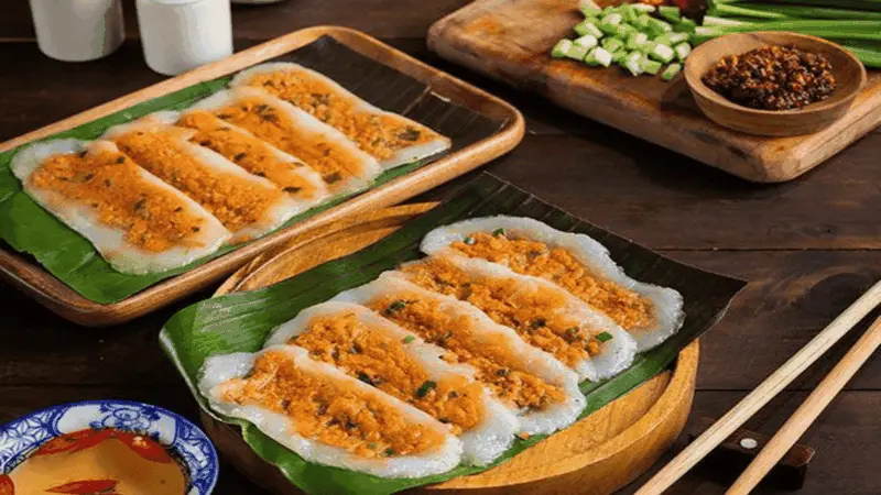 Trong chợ bán rất nhiều loại bánh ngon