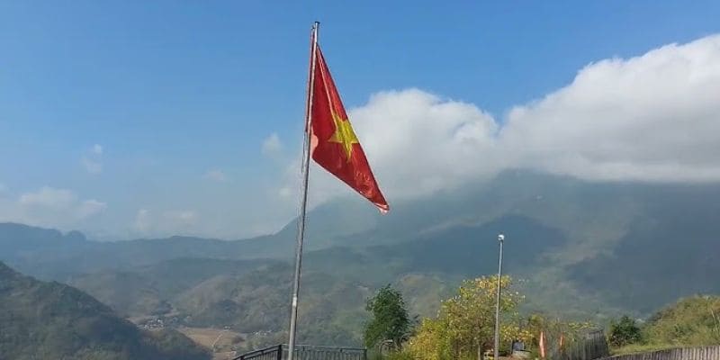 Từ Hà Nội di chuyển theo QL6 để đến cột cờ Mai Châu