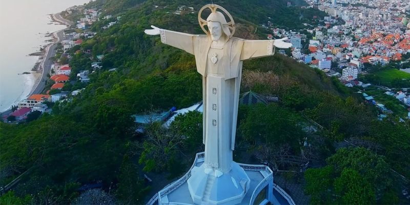 Đừng quên đến tượng Chúa Kito sau khi tham quan Đồi Con Heo