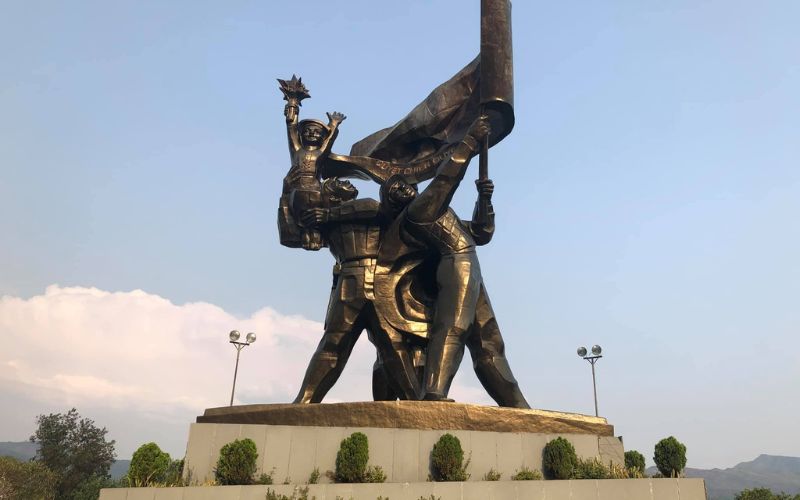 Tượng đài chiến thắng Điện Biên Phủ nằm trên đồi D1