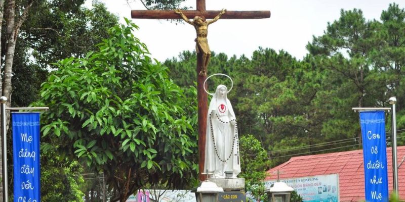 Tượng Đức Mẹ Măng Đen trang nghiêm nhưng hiền hòa